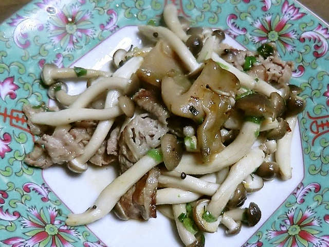 ザーサイの漬物で、牛こまとしめじの味付け